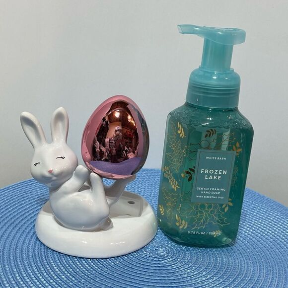 BBW Easter Bunny with Egg Hand Soap Holder and Frozen Lake Hand Soap NWT - Picture 2 of 10